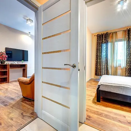 Near Botanical Garden Ym.hryshka Apartment *